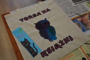 torba na książki z rydunkiech sowy wykonana przez dzieci