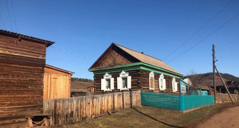 zdjęcie przedstawiajace dom na syberii