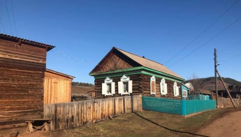 zdjęcie przedstawiajace dom na syberii