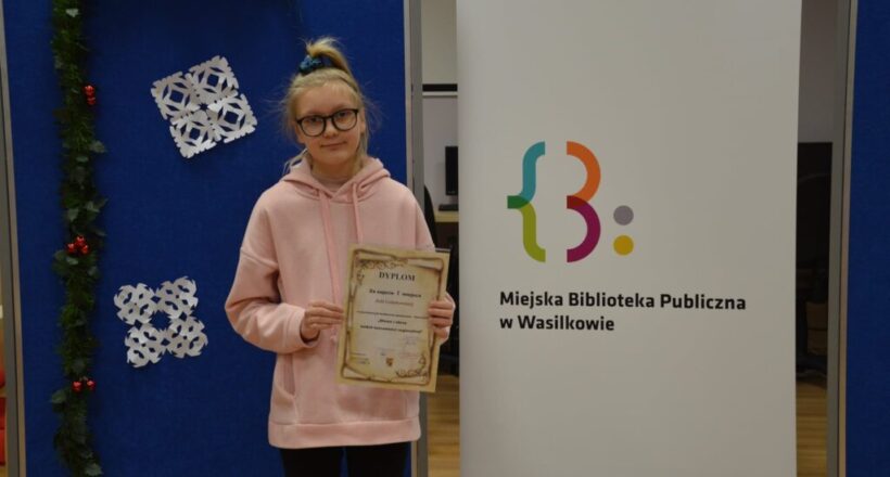 Na zdjęciu laureatka pierwszego miejsca w powiatowym konkursie plastyczno-literackim "Słowo i obraz wokół tożsamości regionalnej" Julia Gołubowska