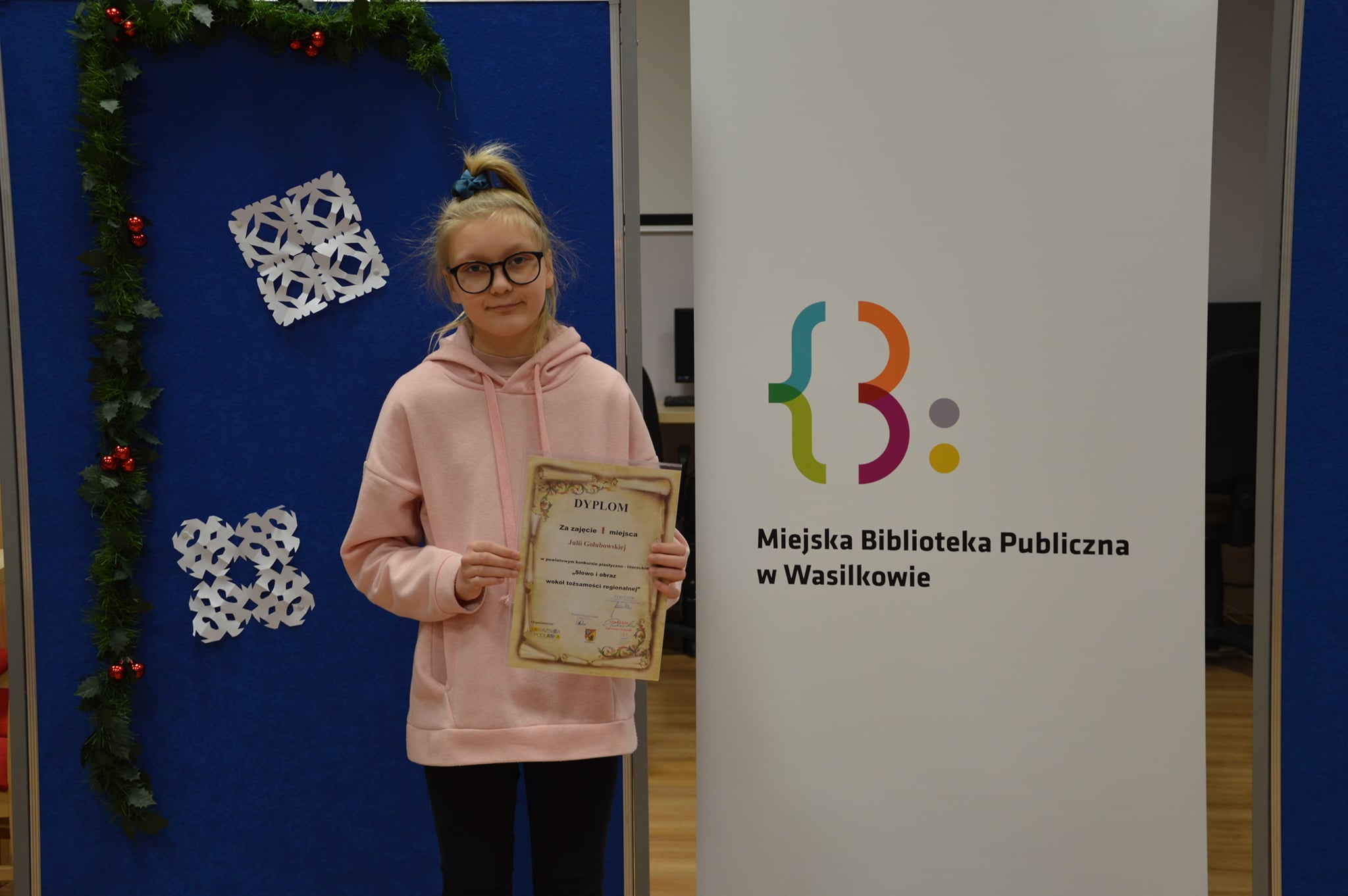 136446219_3459617397483465_3959577587008138552_o Na zdjęciu laureatka pierwszego miejsca w powiatowym konkursie plastyczno-literackim "Słowo i obraz wokół tożsamości regionalnej" Julia Gołubowska