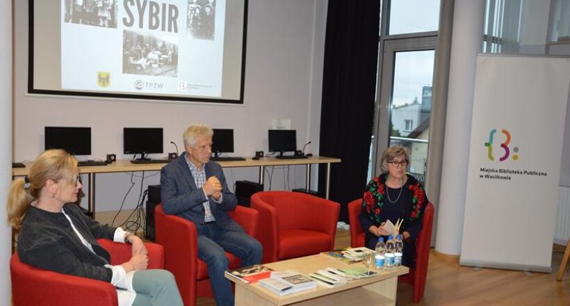 Zdjęcie przedstawia prelegentów spotkania: Krystynę Gudel, Antoniego Pełkowskiego oraz dyrektor Biblioteki w Wasilkowie Elżbietę Kisło