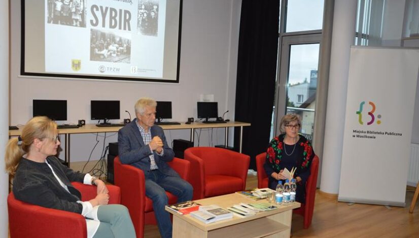 Zdjęcie przedstawia prelegentów spotkania: Krystynę Gudel, Antoniego Pełkowskiego oraz dyrektor Biblioteki w Wasilkowie Elżbietę Kisło