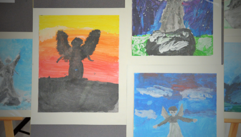 Antyrama z rysunkami przedstawiającymi anioły.