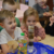 Dzieci obserwują działanie zestawu do filtracji wody.