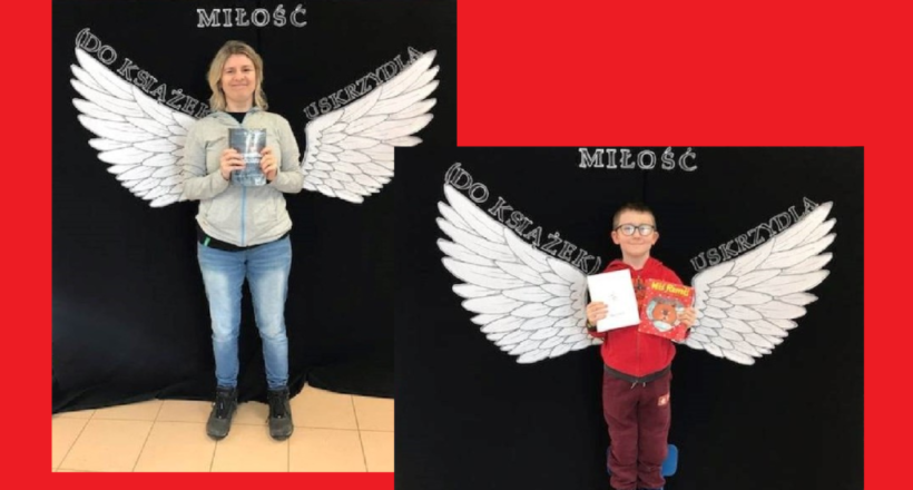 Kobieta i chłopiec z książkami w rękach pozują do dwóch osobnych zdjęć na ściance ze skrzydłami i napisem "Miłość (do książek) uskrzydla".